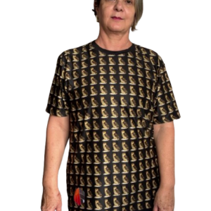 Camiseta com estampa de coruja ladrilhada, por sublimação total, em micro-fibra, tecido tecnológico.