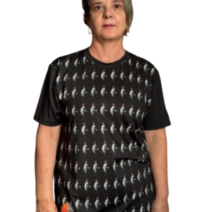 Camiseta com estampa surrealista ladrilhada, por sublimação total, em micro-fibra, tecido tecnológico.